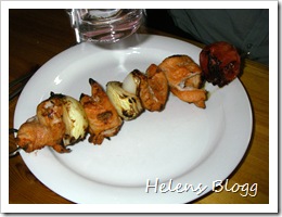 Grillspett med kycklingfilé, lök och tomat