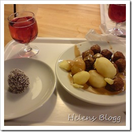 Köttbullar, potatis, brun sås och negerbulle