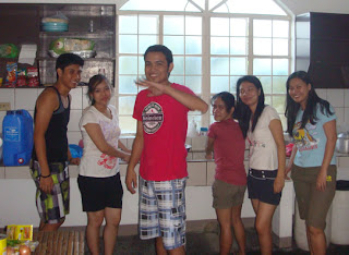 Gracious cooks (from left): Lucky, Madona, Sir Jerome, Aisa Riza, Irene and Joanna