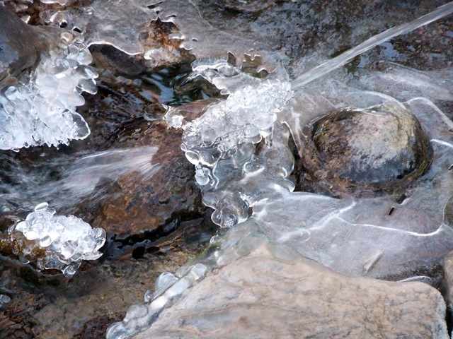 [frozen splash2 2-4-2011 8-43-25 AM 3616x2712[2].jpg]