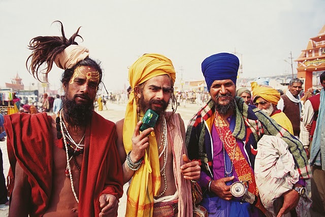 [três amigos elegantes.No meio o guia Vanisthi Giri, à sua esquerda Naga-Baba da Juna- Arthur Veríssimo[3].jpg]