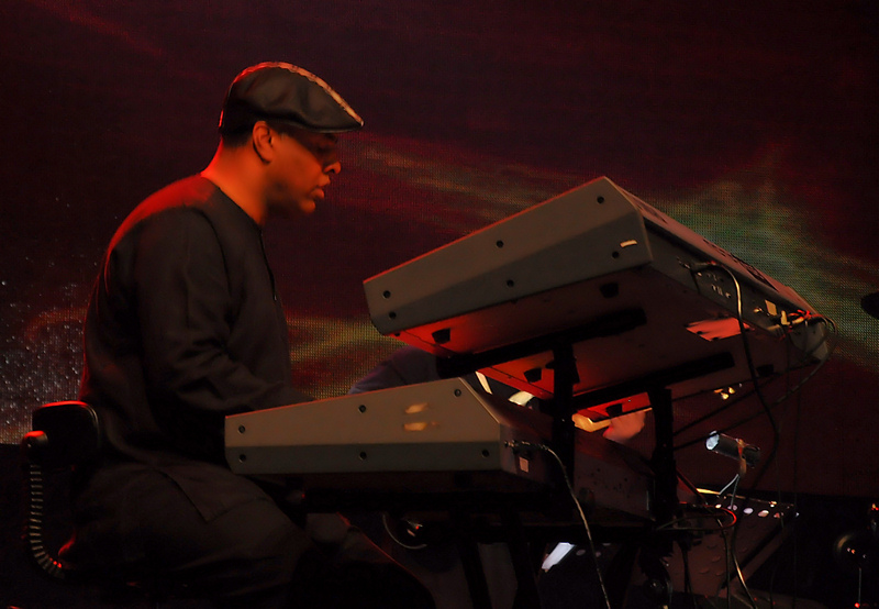 [Image: keyboardist.jpg]