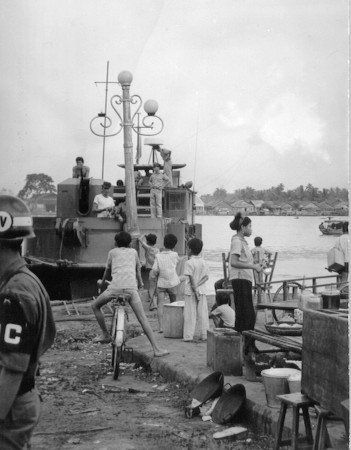 payette-157-ARVN-family-members-looking-on-%2520Riverboat-CanTho-1965-351x450.jpg