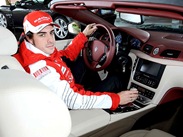Alonso com o presente da Ferrari Alonso com o presente da Ferrari