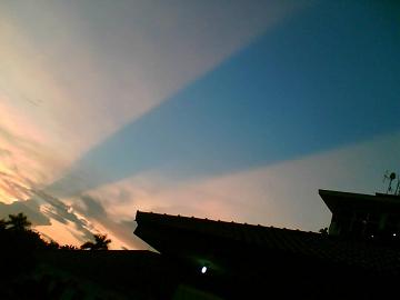 Langit Terbelah, Hujan Darah, dan Hujan Kodok, berkaitankah?