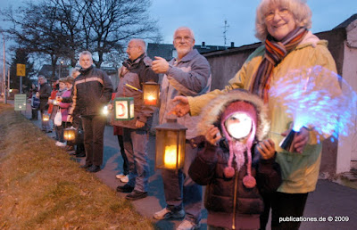 Größere Darstellung im Webalbum durch Anklicken des Bildes Lichterketten-Demo, Foto von C. Völker