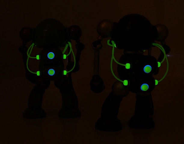 [mikeslobot_SUPbot_both_glow_back[3].jpg]