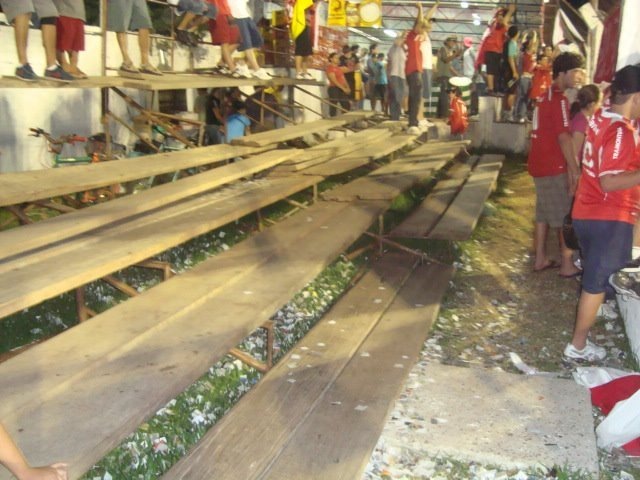 [quando uma tábua se solta, ela desce o plano inclinado e pode atingir quem está sentado no próximo degrau[8].jpg]