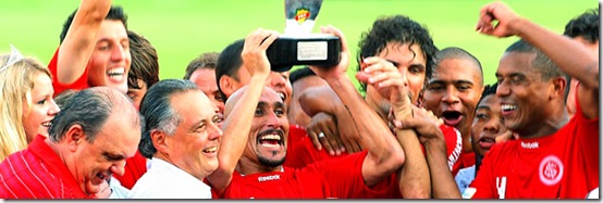 Guiñazu levanta a taça. Com Fernando "The King" Carvalho ao lado. 22 vitórias a mais em Gre-NAL