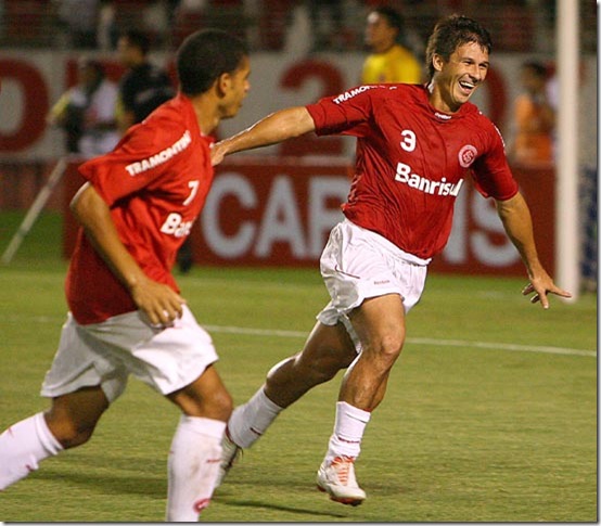 INTERNACIONAL X UNIÃO-MT - Índio comemora o 23.º gol com a camisa Colorada, terminando com o jejum de 160' sem gols contra o União.