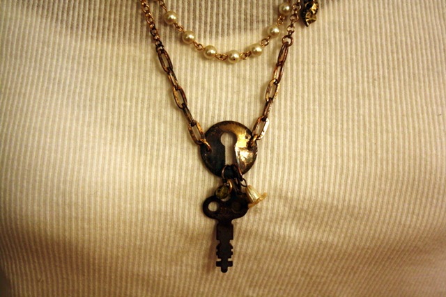 [more necklaces 046[4].jpg]