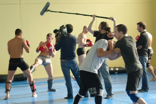 L'équipe d'Enquête Exclusive au coeur de l'action dans le club de MMA de Salvatore Casilli