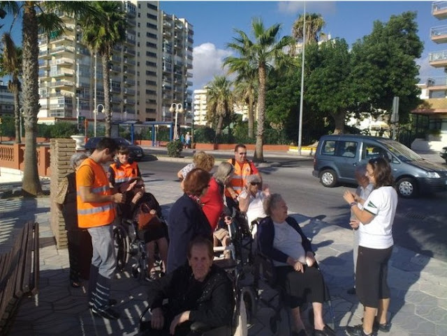 Voluntarios de Protección Civil Benalmádena, ayudando a los mayores en el paseo. Voluntarios de Protección Civil Benalmádena, ayudando a los mayores en el paseo.
