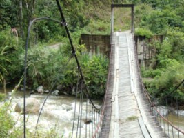 SE CONSTRUYEN PUENTES EN EMERGENCIA
