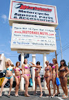 motorhelmets_bikini_girls.jpg