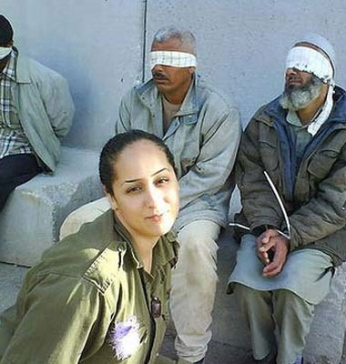 [Soldada sonriente frente a prisioneros palestinos[2].jpg]