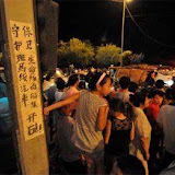 贴在信号灯柱上的“宣战书”.jpg