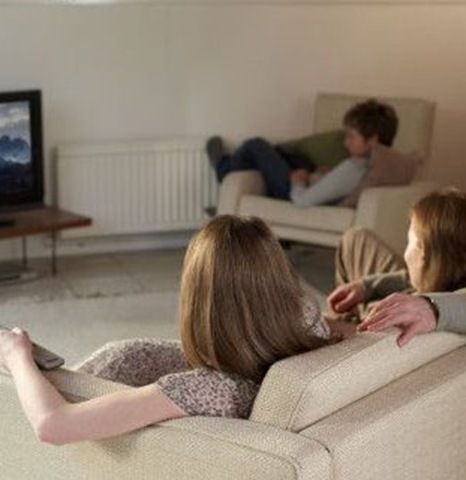 [família vendo TV[5].jpg]
