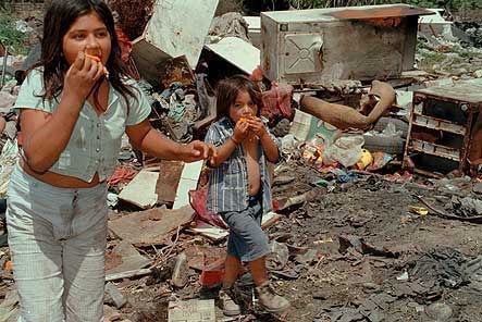 [crianças comendo restos no lixo[3].jpg]