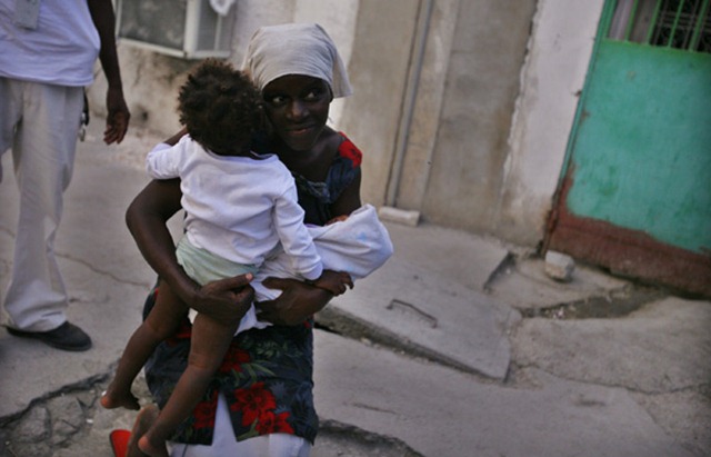 [mulher haitiana com crianças com cólera[6].jpg]