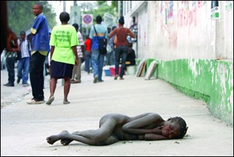 mulher haitiana com cólera caída no chão