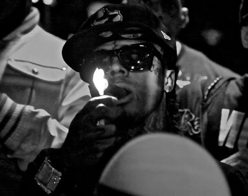 Lil Wayne fumando no aniversário da Nicki Minaj Lil Wayne no aniversário da Nicki Minaj