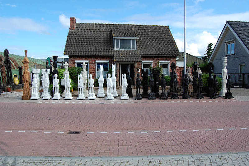 De reuzenschaakstukken zijn klaar voor de strijd