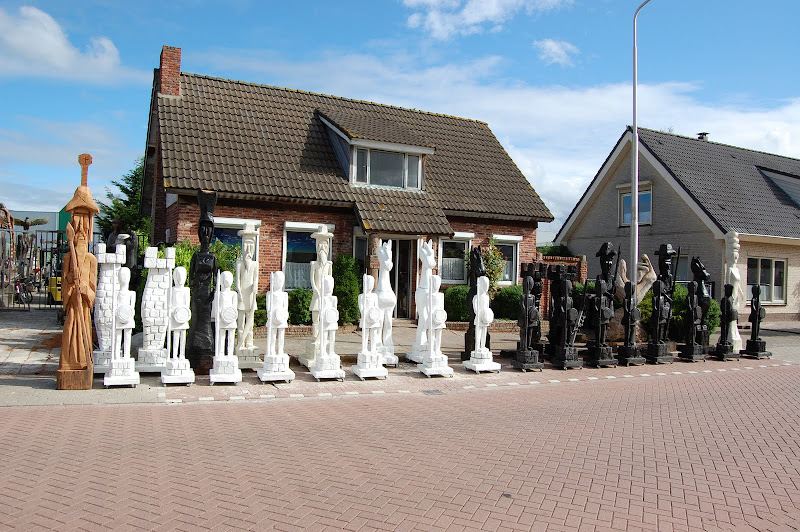 De reuzenschaakstukken zijn klaar voor de strijd