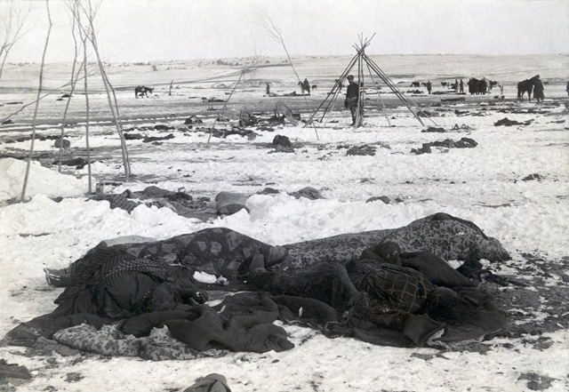 [Wounded_Knee_aftermath3[4].jpg]