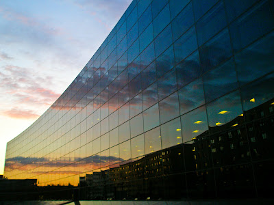 reflets du soleil sur une facade d'immeuble en verre