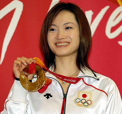 [Shizuka Arakawa gold medal[6].jpg]