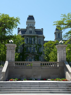 Eventually, I noticed that there was no real coherence to anything. A ton of different architectural styles that were cool on their own but didn’t really mesh, along with a ton of open areas that made the school seem disjointed. Here, the “Haunted Mansion” Hall of Languages.