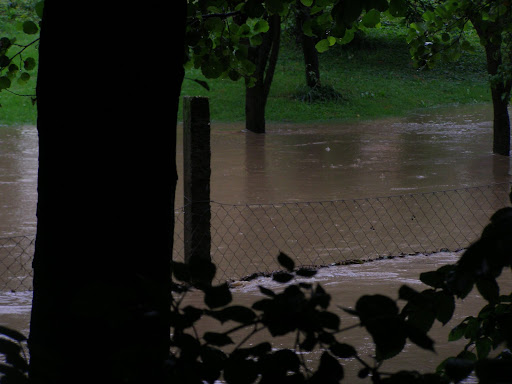 A kerítésnek csak a teteje látszik... Vagyis kb 1.20 a víz az úton.