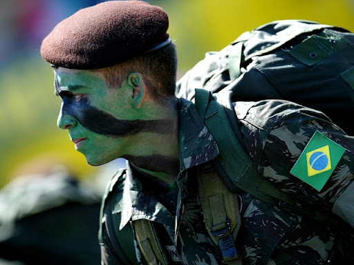 Brasil deve fazer investimento militar para ter voz, diz Jobim