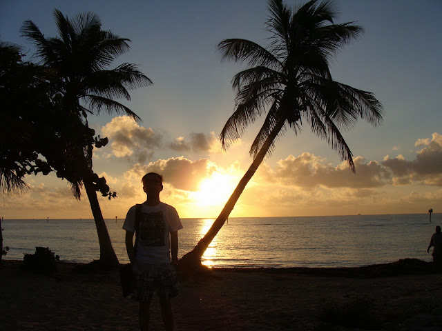 http://lh5.ggpht.com/_kwQNCqCi_5c/SWMAAQ0Q-7I/AAAAAAAAAsA/wtdub1hUn-4/s640/meSunRise.jpg