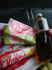 成田機場的轉機紀念品：櫻抹茶和香蕉 Kit Kat--2010.07.12