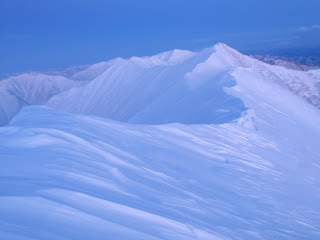 細尾根の先にトヨニ岳北峰と遙か彼方にピリカヌプリを臨む。