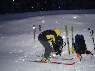 まだ薄暗く雪の降り続く中、ザックを担いで駐車場出発する。