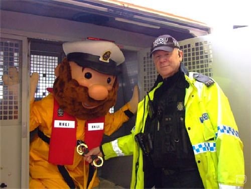 [1264476821_costume_guys_arrested_24[2].jpg]