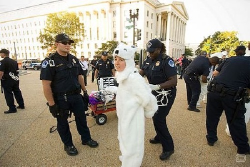 1264476820_costume_guys_arrested_05