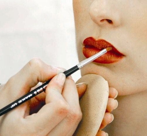 [Perfilar los labios con pincel[8].jpg]