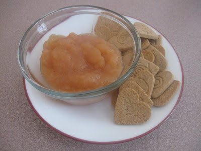 Applesauce with ginger snap cookies
