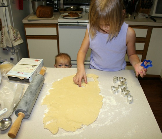 [2010-12-09 Making Cookies (4)[4].jpg]
