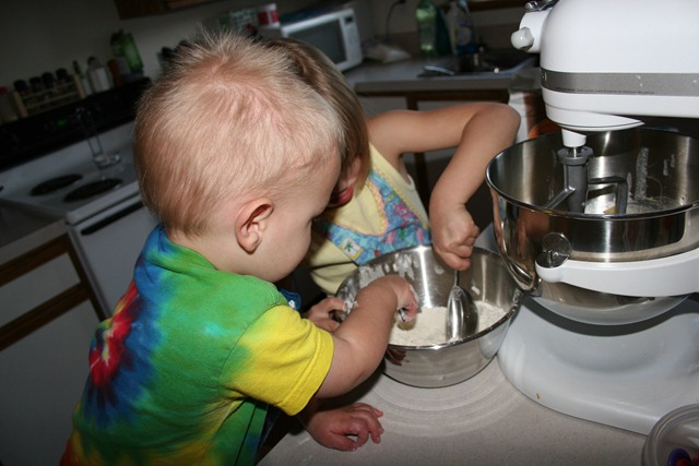 [2011-01-28 Baking Cookies (2)[3].jpg]