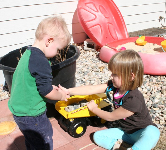 [2011-02-16 Playing Outside (5)[4].jpg]