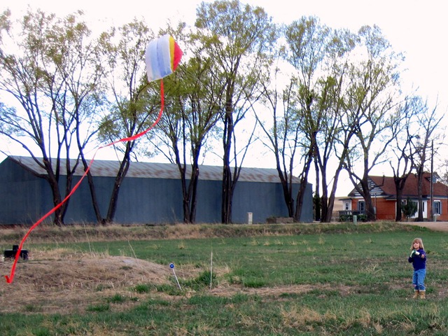 [2011-04-16 Kahlen flying a kite (6)[3].jpg]