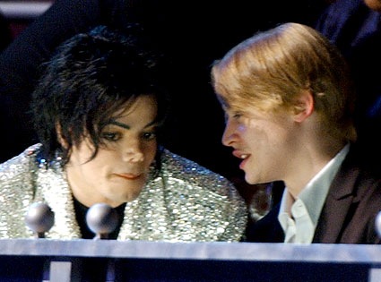 [macaulay-culkin-michael-jackson[5].jpg]