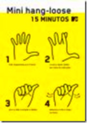 Mini hang-loose - A saudação de certa forma satiriza o consagrado gesto surfistaque alcançou os cmapos de futebol e os grupos de pagode.