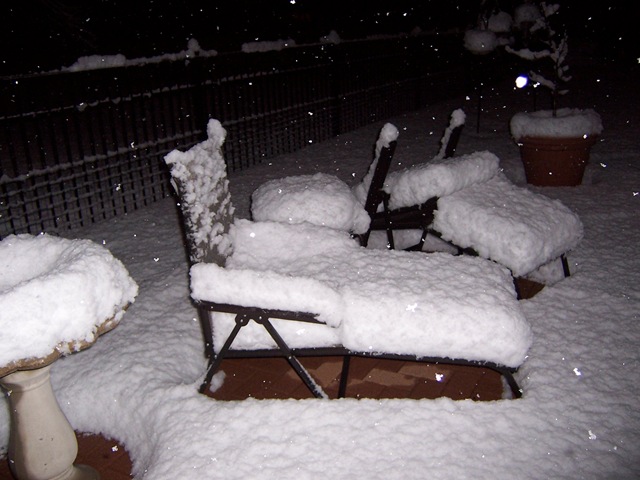 [lounge chairs in snow[3].jpg]