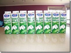 8 litre keçi sütü oda sıcaklığına gelene kadar bekliyor. 8 litre keçi sütü oda sıcaklığına gelene kadar bekliyor.